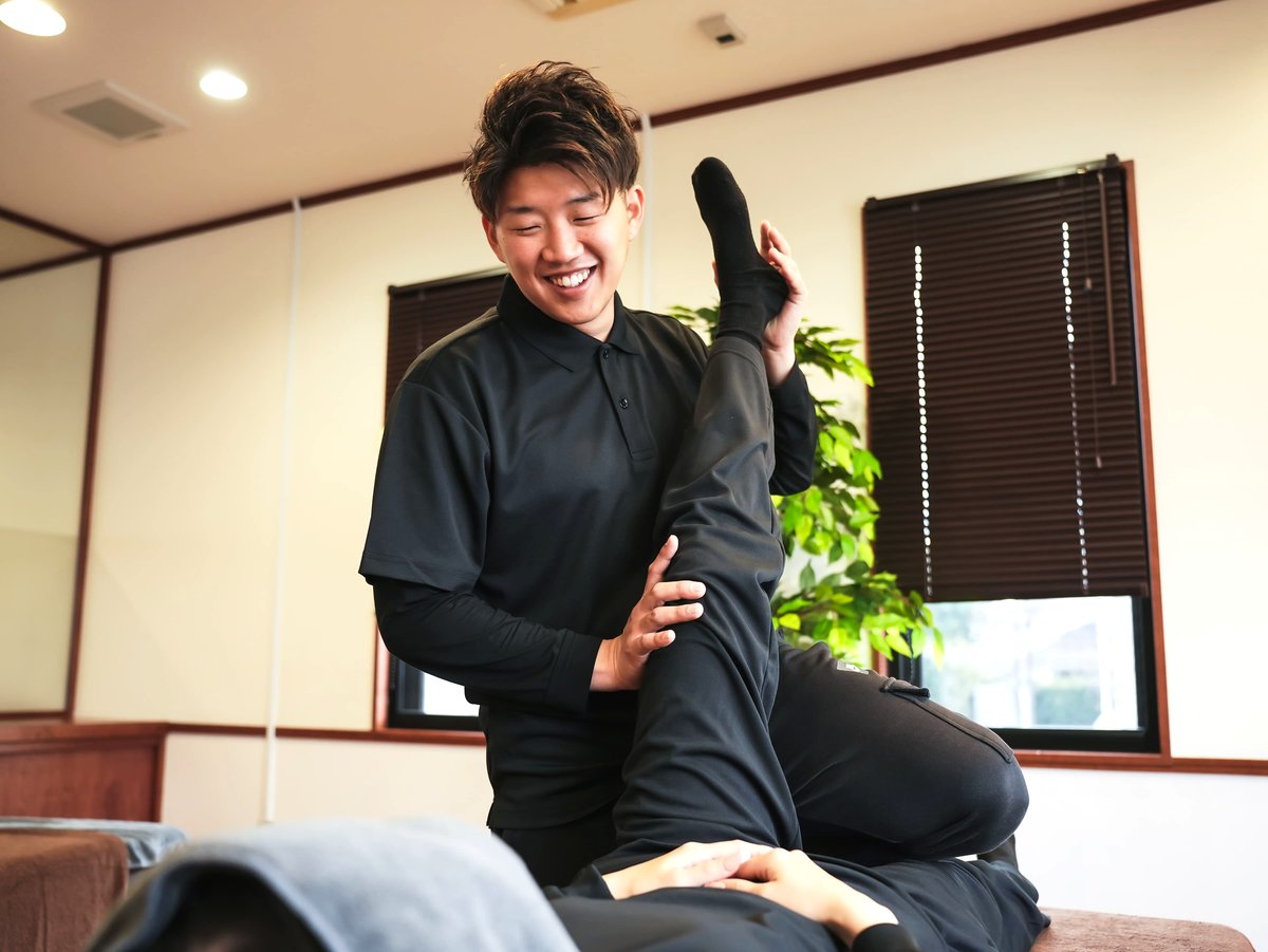 トレーナーにカラダを預けて受けるパーソナルストレッチ